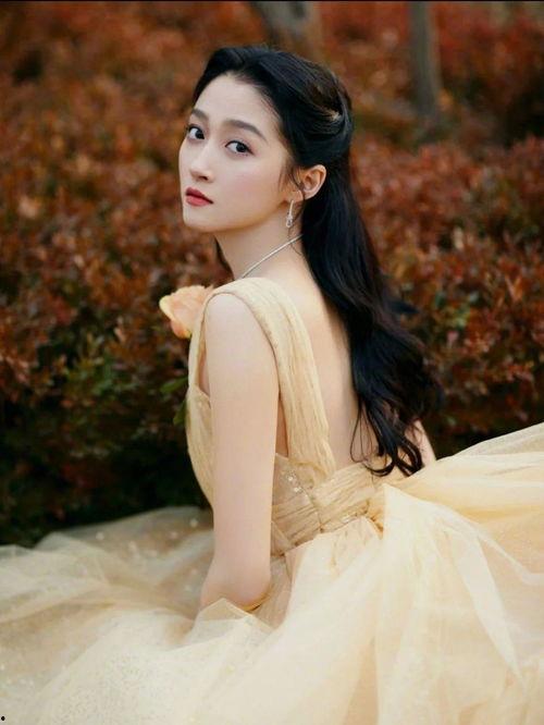 公主头搭配九色鹿鹿角,九色鹿鹿角映衬下的公主头时尚演绎